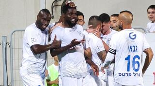 שחקני מכבי קביליו יפו חוגגים עם ג''ון אוגו