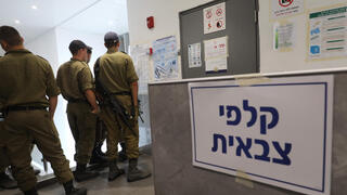 חיילים מצביעים בקלפי צבאית באשדוד