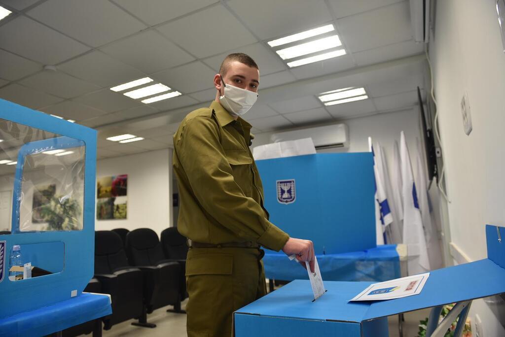 IDF soldier casts his vote in 2021 (Photo: IDF Spokesperson's Unit) IDF Soldier casts his vote in 2021