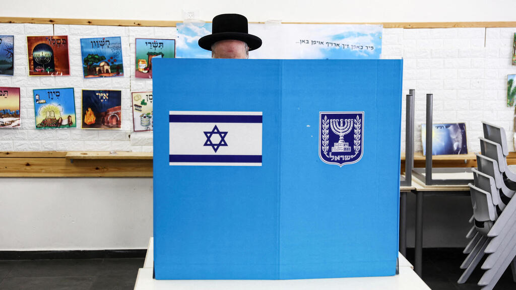Voting in the November 2022 elections (Photo: Reuters) מצביעים בירושלים
