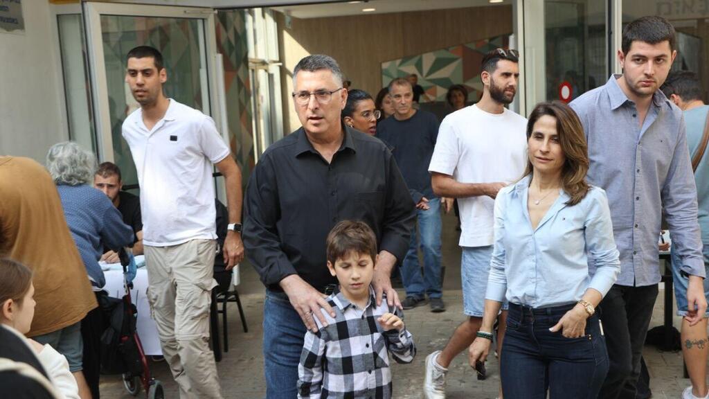 Гидеон Саар с сыном (Фото: Моти Кимхи) גדעון סער