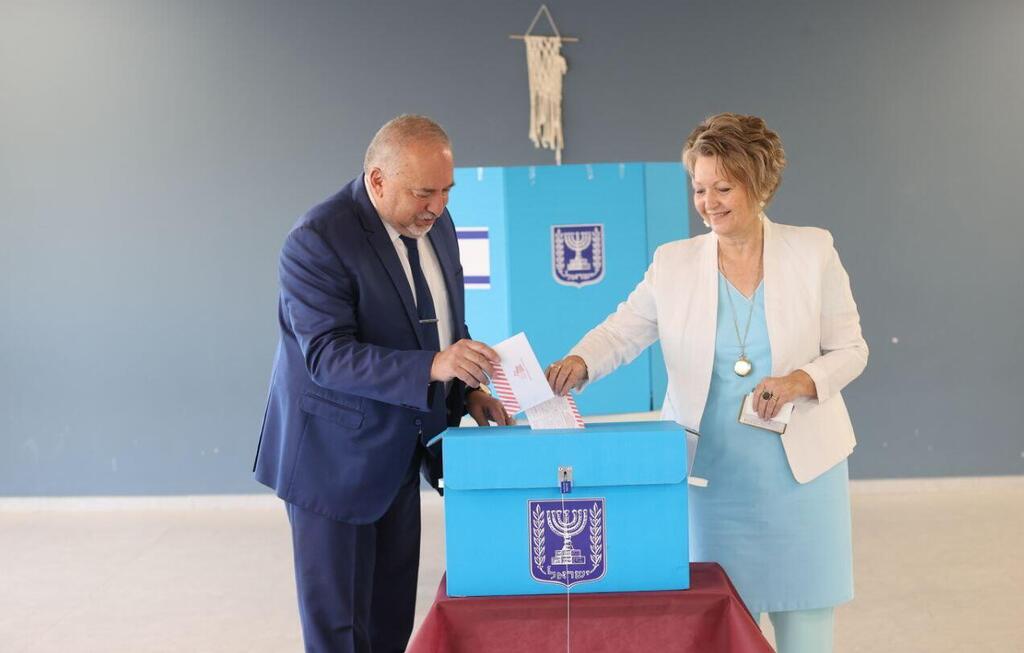 אביגדור ליברמן מצביע בקלפי בנוקדים