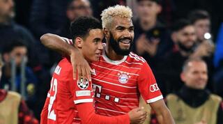 אריק צ'ופו מוטינג וג'מאל מוסיאלה חוגגים