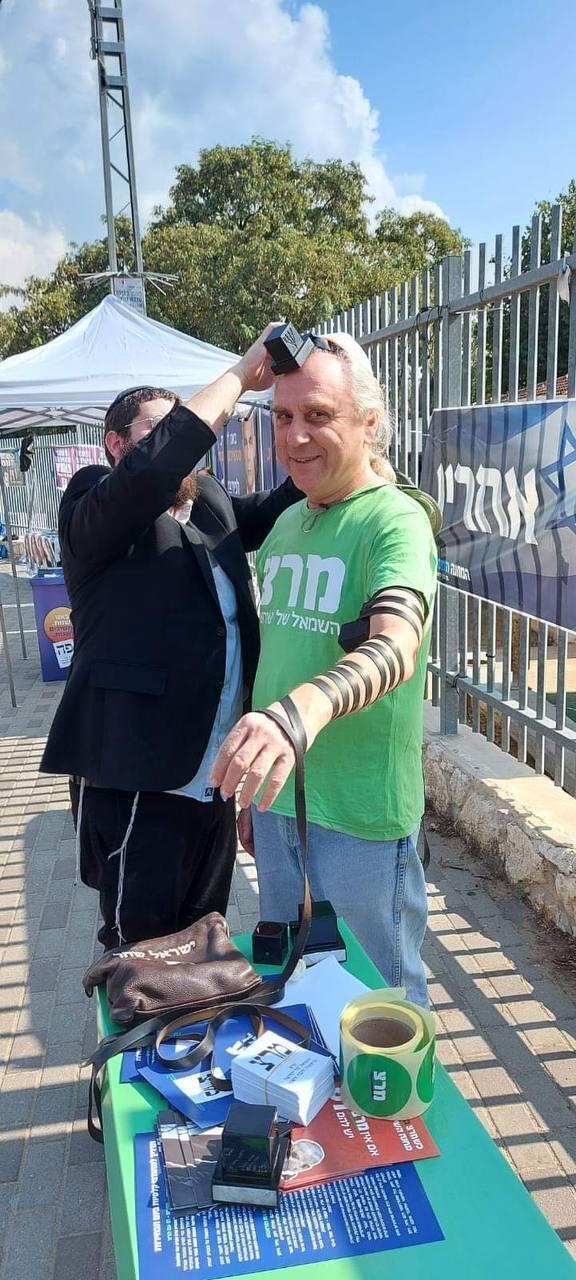פעיל מרצ מניח תפילין עם חב''דניק