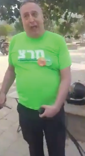 Подозреваемый прикладывает тфилин к причинному месту תיעוד: פעיל מרצ מצמיד תפילין לאשכיו