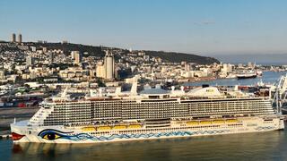 אוניית התענוגות AIDAcosma עוגנת בנמל חיפה
