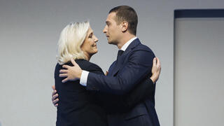 צרפת ה נשיא ה חדש של מפלגת האיחוד הלאומי ז'ורדן ברדלה עם מרין לה פן