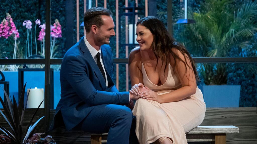 Brennon Lemieux and Alexa Alfia (Photo: Patrick Wymore / Netflix) מתוך "האהבה היא עיוורת"