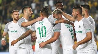 שחקני מכבי חיפה חוגגים עם עומר אצילי