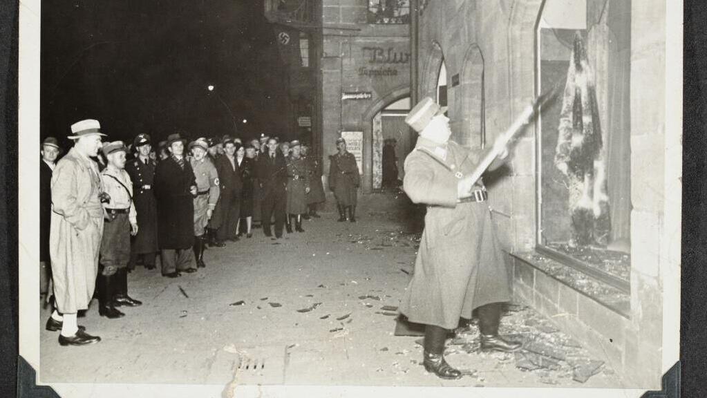 Jewish shop in Germany vandalized by Nazi Germans (Photo: Yad Vashem) מנפצים חלונות ראווה בליל הבדולח