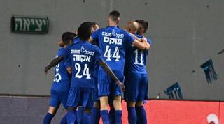 שחקני מכבי פתח תקווה חוגגים