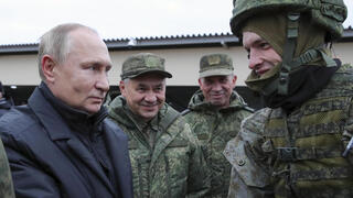 פוטין מבקר חיילים שגויסו ב גיוס מילואים שעליו הכריז באזור אימונים במחוז ריאזאן ב רוסיה ארכיון 20 באוקטובר בצל מלחמה ב אוקראינה