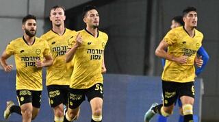 שחקני מכבי נתניה חוגגים