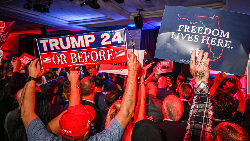תומכי טרמפ ב אירוע ניצחון של מושל פלורידה רון דה סנטיס ב טמפה שזכה בכהונה נוספת בחירות אמצע ארה"ב