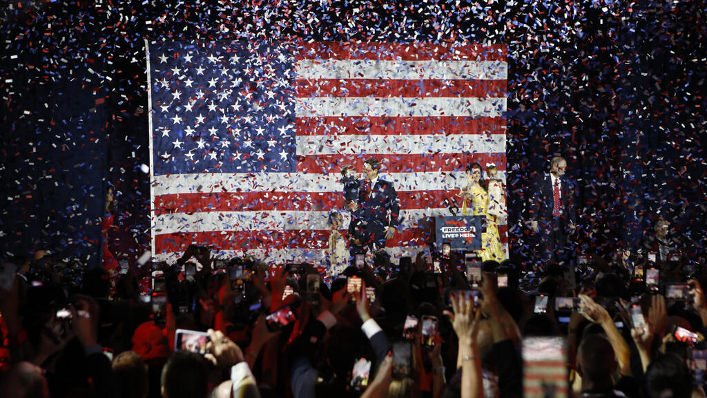 אירוע ניצחון של מושל פלורידה רון דה סנטיס ב טמפה שזכה בכהונה נוספת בחירות אמצע ארה"ב