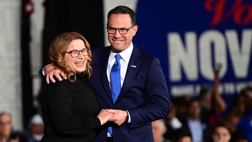 ארה"ב בחירות אמצע הכהונה ג'וש שפירו עם אשתו נבחר ל מושל פנסילבניה