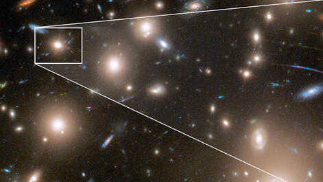 צביר הגלקסיות אבל 370, למעלה משמאל בתמונה השמאלית, ושלוש בבואות הסופרנובה כפי שהן נראות בעידוש כבידתי בשיטות הדמיה שונות 