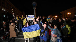 אזרחים אוקראינים חוגגים את שחרור חרסון בקייב, אוקראינה