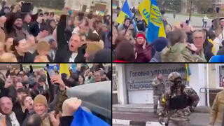 חיילים אוקראינים מניפים את דגל אוקראינה במטה משטרת חרסון לאחר נסיגה של רוסיה