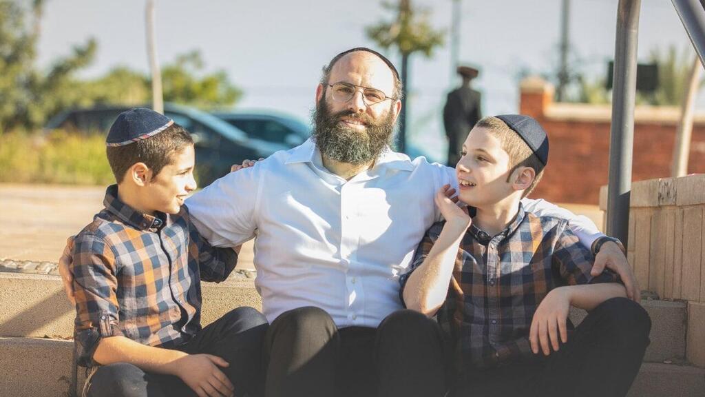 הרב מנחם מרגולין עם ילדיו, זושא ויעקב