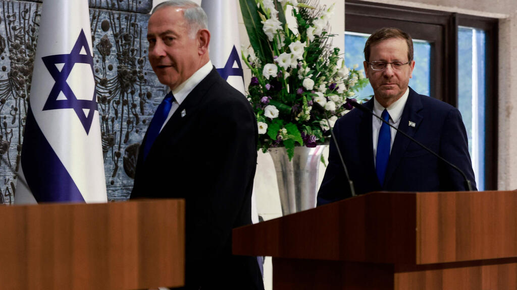 Benjamin Netanyahu meets with President Isaac Herzog (Photo: AFP) נשיא המדינה יצחק הרצוג מטיל את המנדט להרכבת הממשלה על בנימין נתניהו