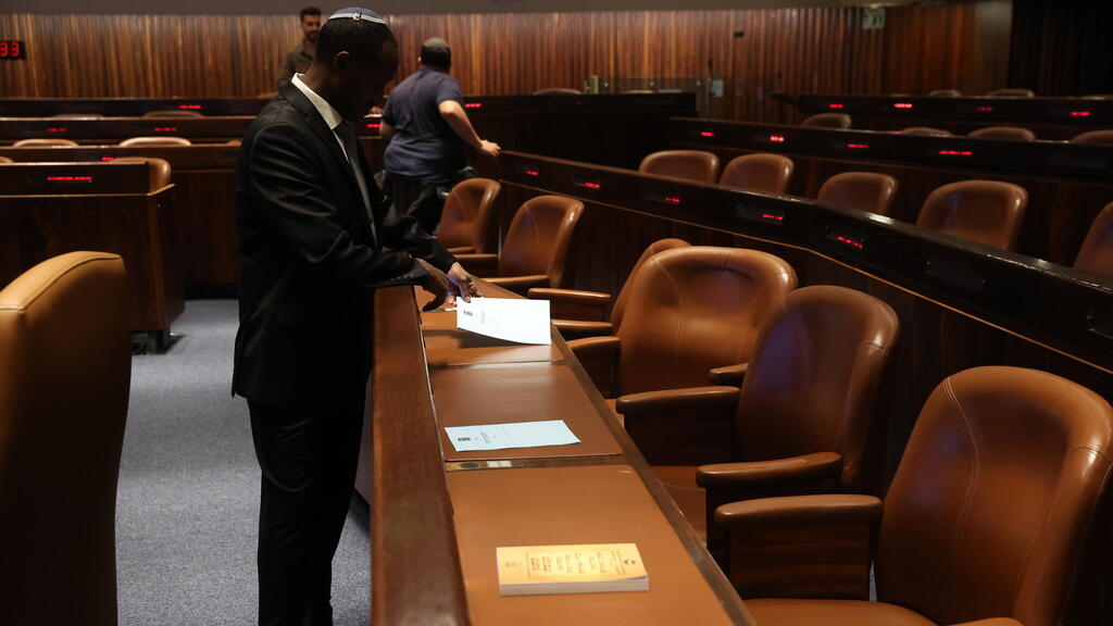 Preparations for the 25th Knesset swearing in ceremony (Photo: Amit Shabi) הכנות לטקס השבעת הכנסת במליאה