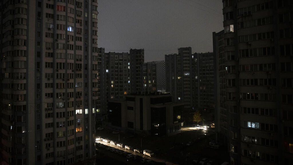Kyiv in the dark (Photo: Getty Images) אפלה בקייב. הפסקות חשמל תכופות בערי אוקראינה