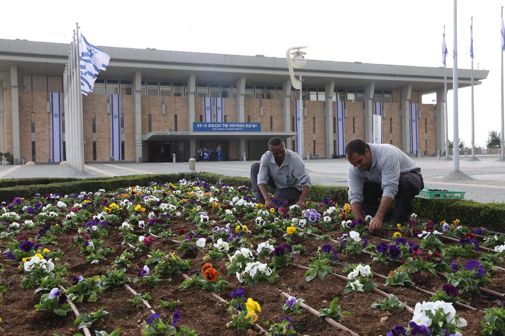 Preparations for the 25th Knesset swearing in ceremony (Photo: Amit Shabi) הכנות ישיבת הפתיחה של הכנסת