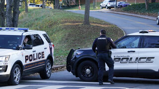 ירי ב אוטובוס ב אוניברסיטת וירג'יניה שחקני פוטבול נרצחו