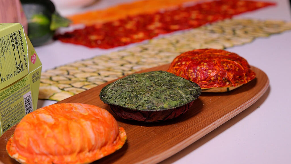 Edible pages made of food leftovers (Photo: Screenshot) ארוחה בדף שעשויה משאריות ירקות של חברת אנינה