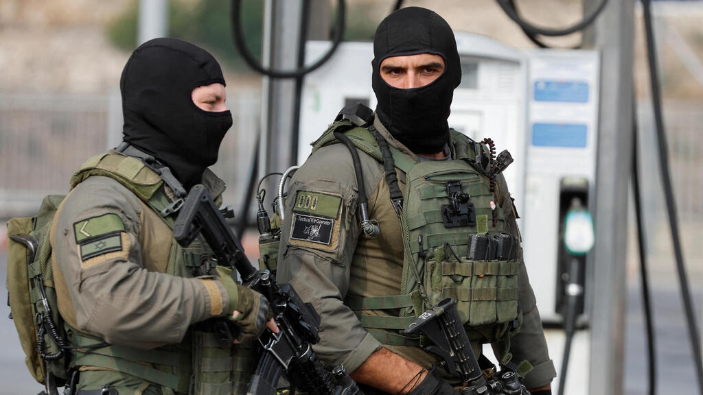 IDF troops at the site of the Tuesday terror strike near Ariel (Photo: Reuters) זירת הפיגוע