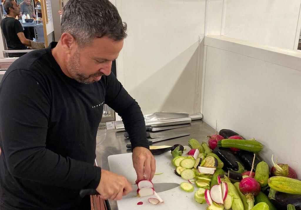 Chef Shahaf Shabtay amid preparations for the 25th Knesset swearing in ceremony (Photo: Shmulik Grossman, Knesset spokesperson) השף שחף שבתאי ממסעדת פופ אנד פופ מבשל בכנסת לכבוד ההשבעה