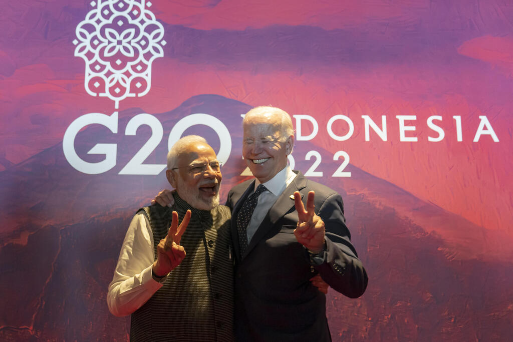 נשיא ארה"ב ביידן עם ראש ממשלת הודו נרנדרה מודי פסגת  G20 ב אינדונזיה