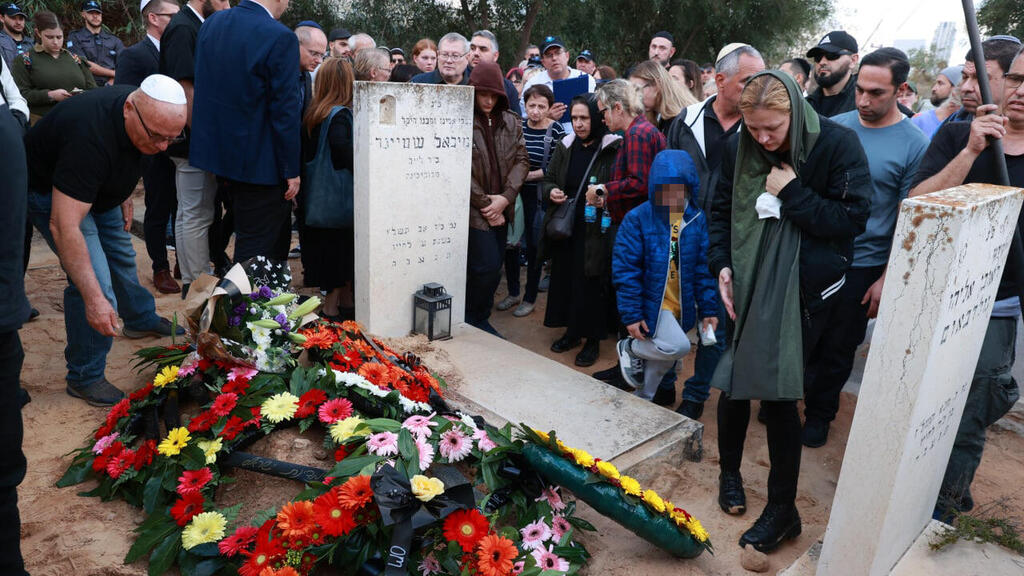 На похоронах Михаила (Фото: Шауль Голан) הלוויתו של מיכאל לדיגין אחד מהנרצחים בפיגוע באריאל