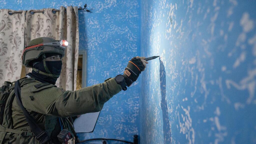 IDF maps home of Ariel terrorist ahead of possible demolition, on Wednesday (Photo: IDF Spokesperson's unit) תיעוד כוחות הביטחון במיפוי ביתו של המחבל מהפיגוע באריאל