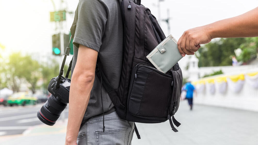 Фото: shutterstock כייס בפעולה, אילוסטרציה
