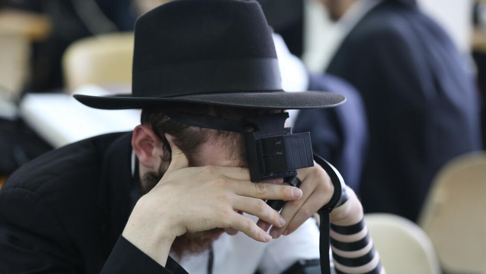 Фото: shutterstock Юноша молитва рилигия