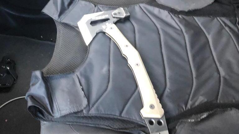 אפוד המגן והגרזן שנתפסו אצל החשודים