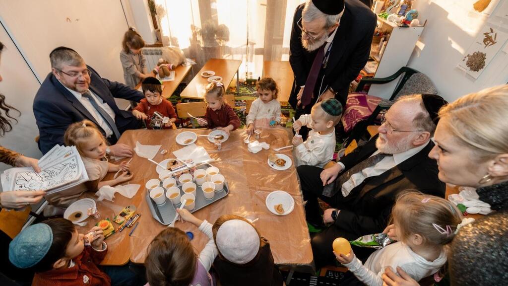 הרב בקשט עם הילדים, במחנה הפליטים בנפטון שברומניה