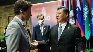 ראש ממשלת קנדה ג'סטין טרודו לצד נשיא סין שי ג'ינפינג שנזף בו מול המצלמות ב פסגה G20 ב אינדונזיה