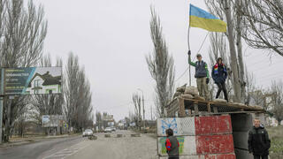 דגל אוקראינה על עמדת ביקורת רוסית בכניסה לחרסון
