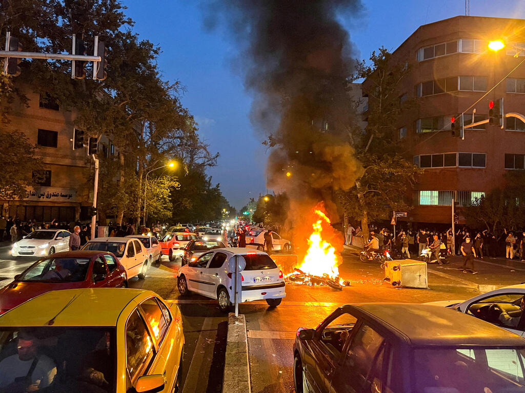 Iranian anti-government protesters light a motorcycle on fire, September 19, 2022 (Photo: Reuters) אופנוע נשרף במחאה הפגנות מות הצעירה מאהסה אמיני איראן