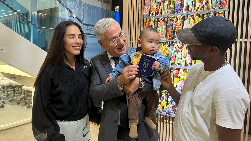 התינוק דוד מתיאו שעבורו הונפק הדרכון באבו דאבי