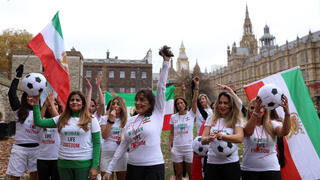 איראן מפגינות בריטיות איראניות ב אנגליה קוראות למחאה איראנית ב מונדיאל