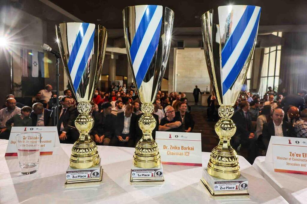 Кубки для победителей (Фото: Марк Лифшиц, ФИДЕ) אליפות העולם בשחמט