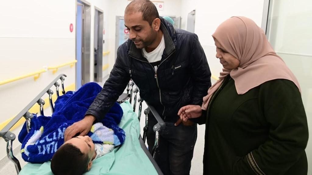Амир с бабушкой и отцом в израильской больнице (Фото: Томер Нойберг) אמיר יחיא מבחוח