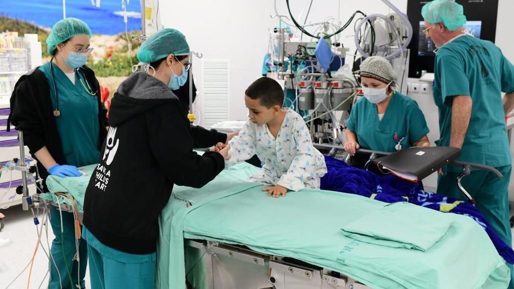 Амир Ихья Мабхух на операционном столе (Фото: Томер Нойберг) אמיר יחיא מבחוח