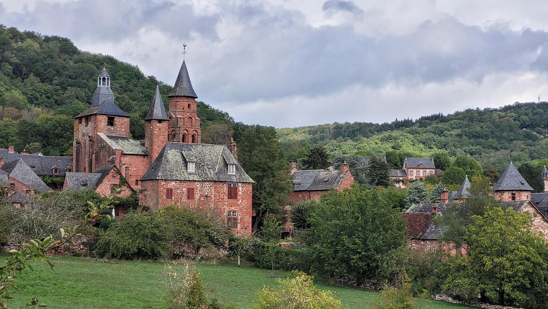 25 צריחים, בתים מימי הביניים. הכפר האדום, קולון לה רוז'. 