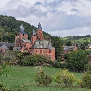 25 צריחים, בתים מימי הביניים. הכפר האדום, קולון לה רוז'. 