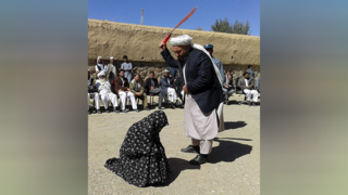 עונש מלקות לאישה באפגניסטן, ארכיון. השיטות האכזריות חוזרות